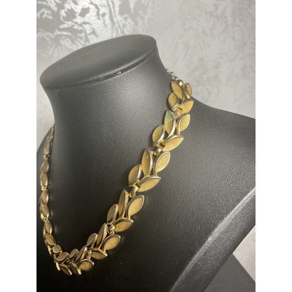 Vintage Crown Trifari Gold-Tone Leaf Motif Necklace With Adjustable Chain & Clas - Picture 5 of 6